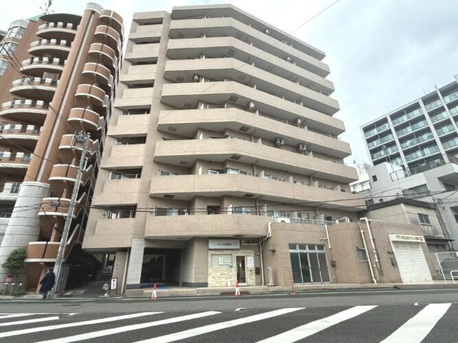 統一した色調でデザインされたマンションは周囲と調和した景観を生み出しています。