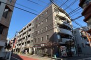 高田馬場駅まで徒歩4分。都市生活の利便性と充実感を得られる立地に佇んでいます。 高田馬場駅まで徒歩4分。都市生活の利便性と充実感を得られる立地に佇んでいます。