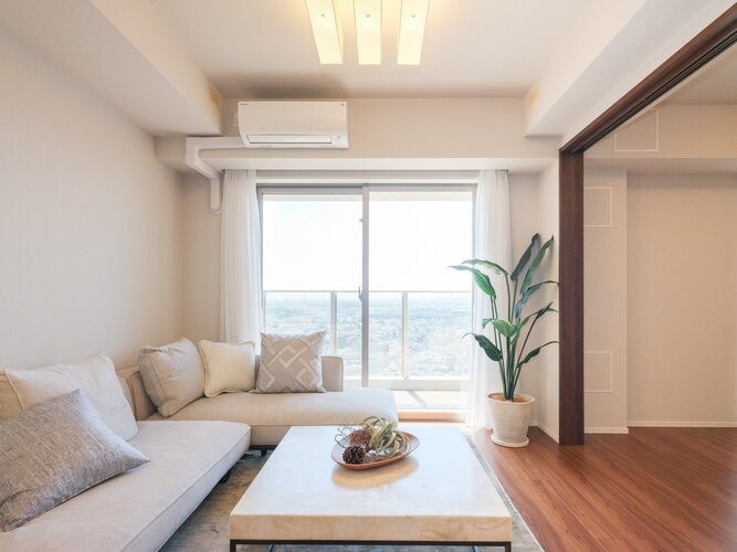 南向きの窓からたっぷりの日差しを取り込み、心安らぐお部屋です。室内からものびやかな眺望を堪能でき、『日常』という大切な時間を豊かに、快適にお過ごしいただける空間です。 南向きの窓からたっぷりの日差しを取り込み、心安らぐお部屋です。室内からものびやかな眺望を堪能でき、『日常』という大切な時間を豊かに、快適にお過ごしいただける空間です。