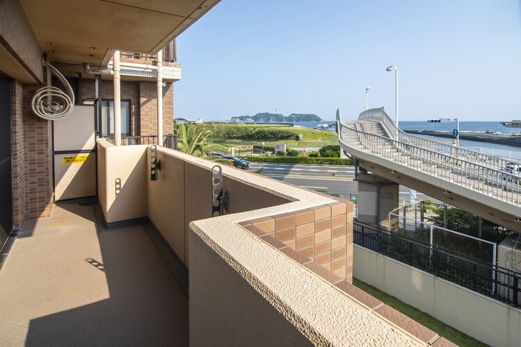 バルコニーからは、江ノ島が見え、見晴らしの良い眺望が広がっています。