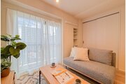 落ち着きのあるフローリングと清潔感のあるクロスが心和む空間を作り出しています。