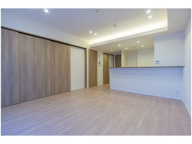 落ち着きのあるフローリングと清潔感のあるクロスが心和む空間を作り出しています。 落ち着きのあるフローリングと清潔感のあるクロスが心和む空間を作り出しています。