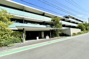 広大な敷地をこれでもか！と使っているマンションです。