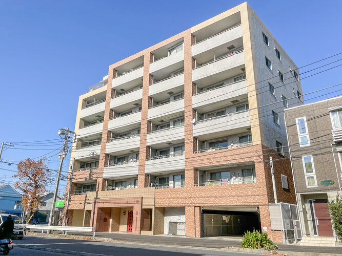 統一した色調でデザインされたマンションは周囲と調和した景観を生み出しています。