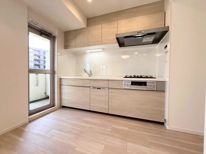 【キッチン】キッチンからすぐバルコニーに出られます。