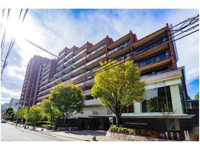 平成築、総戸数293戸のマンション。最寄り駅「雑司が谷」駅まで徒歩3分ほど。 平成築、総戸数293戸のマンション。最寄り駅「雑司が谷」駅まで徒歩3分ほど。