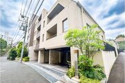 統一した色調でデザインされたマンションは周囲と調和した景観を生み出しています。 統一した色調でデザインされたマンションは周囲と調和した景観を生み出しています。