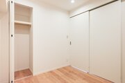 洋室2はリビングとレールのない引き戸で仕切られているので、お掃除がしやすくノイズレスな設計です。ワークスペースとしても活躍しそうなお部屋です。