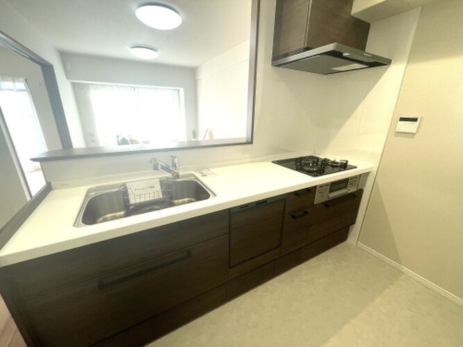 家事動線やリビングとのつながりに配慮し、食事の準備や片付けを楽しくする対面キッチンに仕上げました。 家事動線やリビングとのつながりに配慮し、食事の準備や片付けを楽しくする対面キッチンに仕上げました。