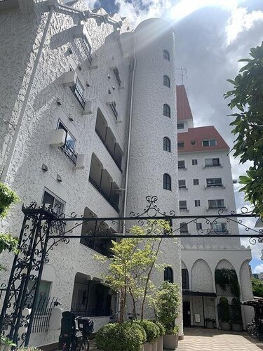 青空に映える佇まい。一歩外にでれば、おしゃれな街に気分も上々。 青空に映える佇まい。一歩外にでれば、おしゃれな街に気分も上々。