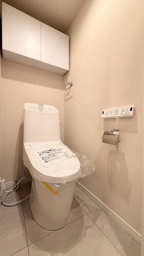 【トイレ】トイレットペーパー等の収納に便利な吊戸棚付！