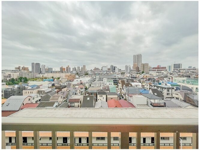 穏やかな街並みを一望しながら、爽やかな風と柔らかく降り注ぐ陽光を感じて頂けます。 穏やかな街並みを一望しながら、爽やかな風と柔らかく降り注ぐ陽光を感じて頂けます。