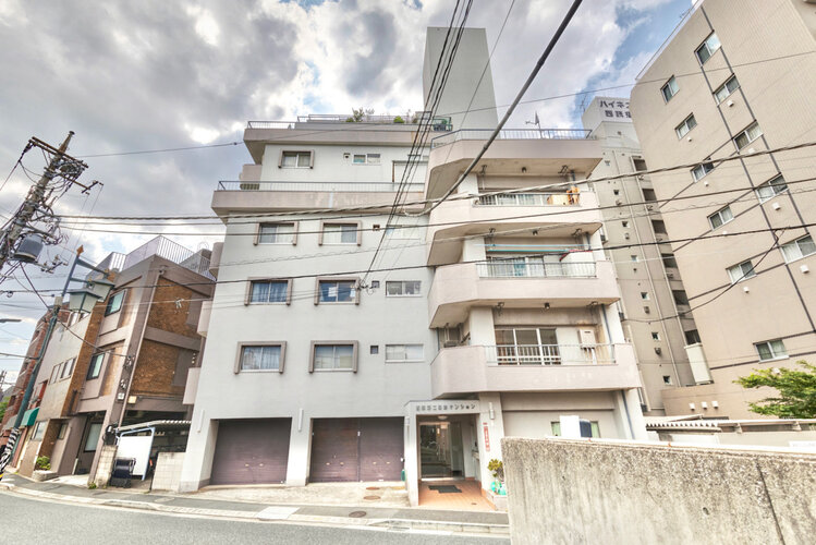 西荻窪駅まで徒歩13分。日常生活便利な立地に佇むマンションです。