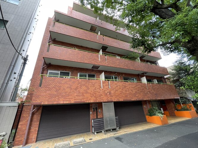 時の流れに色あせることのない瀟洒な外観。朝晩、1年365日、様々な表情を見せます。 時の流れに色あせることのない瀟洒な外観。朝晩、1年365日、様々な表情を見せます。