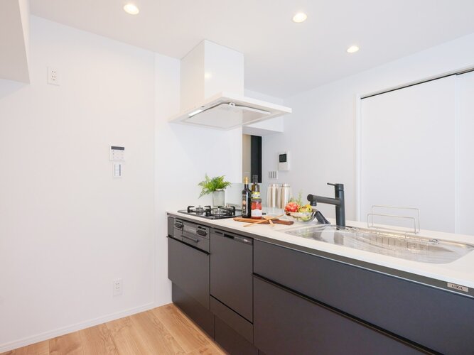 ホワイトとブラックでまとまったスタイリッシュなキッチン空間です。住まいと暮らしにフィットするデザイン性と、食洗機や三口コンロなど機能性を兼ね備えたシステムキッチンです。