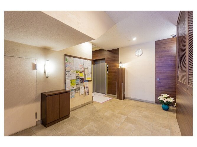 エントランス内部は管理が行き届き、清潔な共有スペースとなっています。安らぎを感じる空間です。