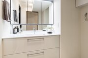 身支度の時間をも快適に彩る、美しく空間に溶け込む洗面化粧台です。身だしなみチェックにも便利な大きな鏡がラグジュアリーな空間を演出します。