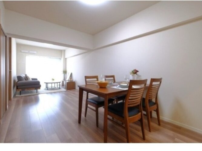 柔らかな色合いのフローリングと清潔感のあふれる白のクロスが明るい空間を創り出しているLDK。 柔らかな色合いのフローリングと清潔感のあふれる白のクロスが明るい空間を創り出しているLDK。