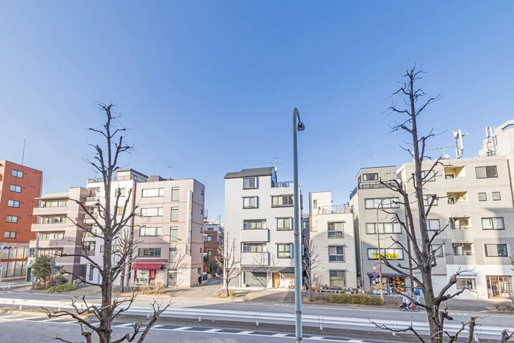 バルコニーからの眺望です。街路樹から季節の移ろいを感じられる空間です。 バルコニーからの眺望です。街路樹から季節の移ろいを感じられる空間です。