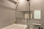 1416サイズの浴室。ラウンドラインの使い勝手の良い浴槽と、シルバーグレイの壁が特徴的です。浴室乾燥機設置。