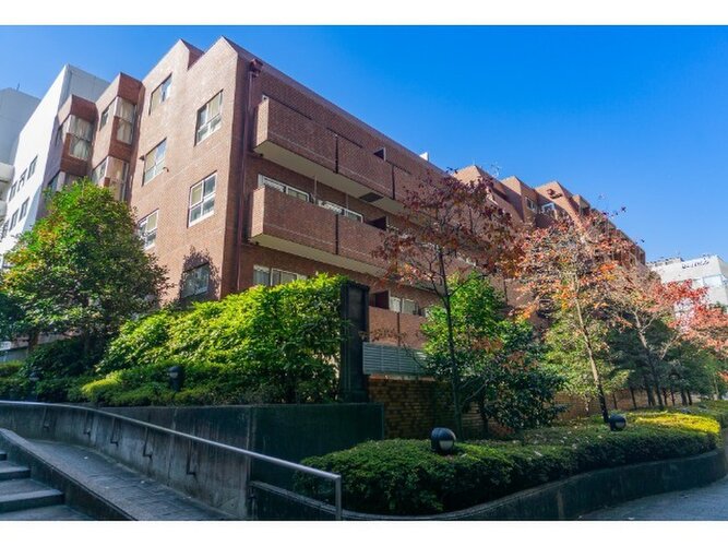 隙のないフォルムを包み込む植栽に囲まれたマンション。綺麗に手入れされております。