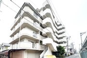 重厚なイメージを受けるマンション。住むほどにその印象が誇らしくなります。 重厚なイメージを受けるマンション。住むほどにその印象が誇らしくなります。