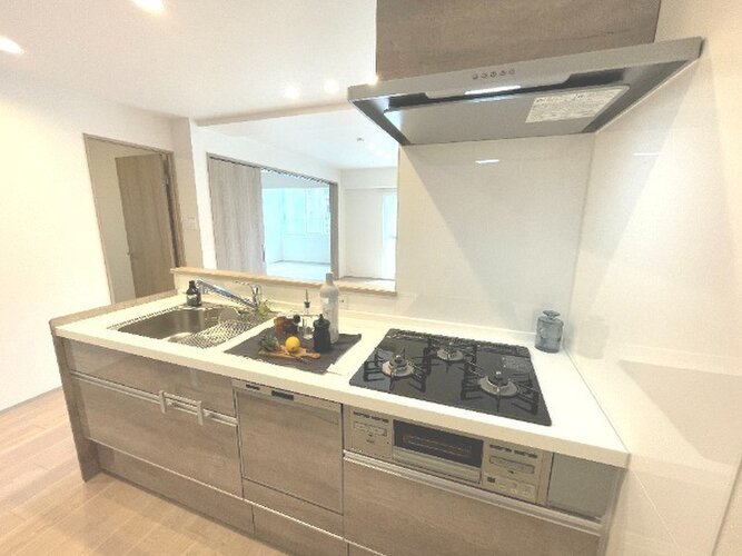 目の前をオープンにすることで開放感が生まれる対面式キッチン。家事をお手伝いしてもらうのもいいですね♪