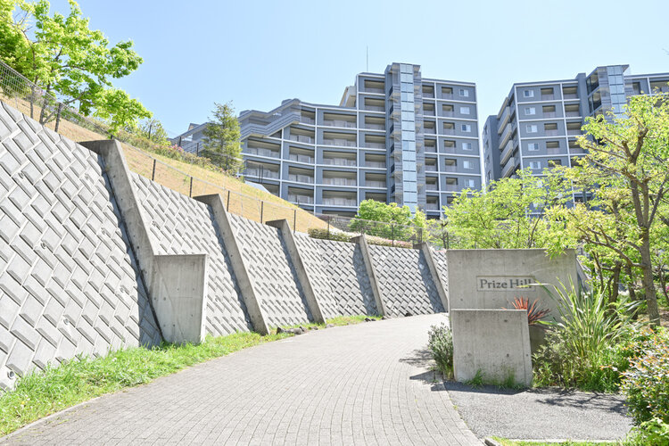 格調と静謐を強く息づかせたデザイン空間が、住む人や訪れる人を館内へとやさしくエスコートします。 格調と静謐を強く息づかせたデザイン空間が、住む人や訪れる人を館内へとやさしくエスコートします。