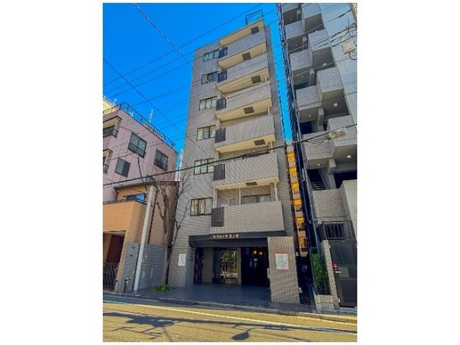 三ノ輪駅まで徒歩4分。都市生活の利便性と充実感を得られる立地に佇んでいます。