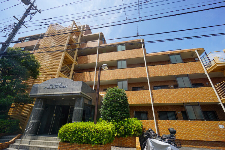 閑静な住宅街に佇むマンション。柔らかい色調とマットな素材が穏やかな雰囲気を奏でます。 閑静な住宅街に佇むマンション。柔らかい色調とマットな素材が穏やかな雰囲気を奏でます。