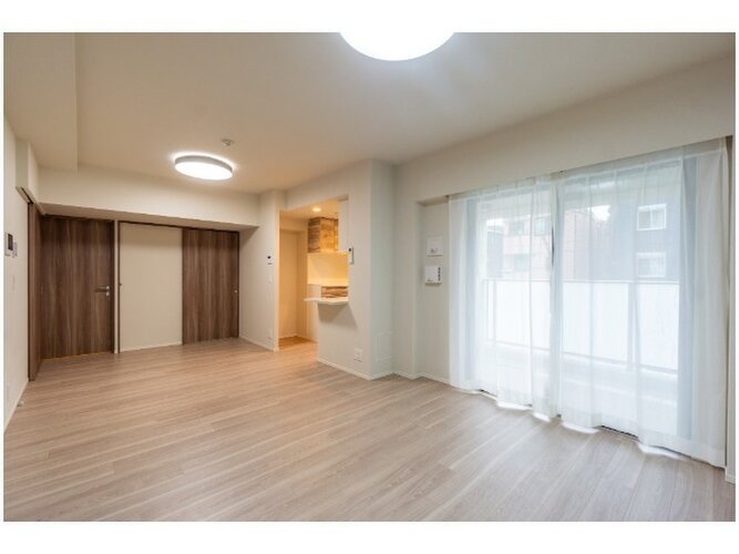 広々とした開放感を感じるLDK。思い思いに憩いの場所を作り上げていけそうです。 広々とした開放感を感じるLDK。思い思いに憩いの場所を作り上げていけそうです。