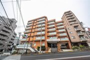 東京メトロ東西線「飯田橋」駅徒歩8分。都市生活の利便性と充実感を得られる立地に佇んでいます。 東京メトロ東西線「飯田橋」駅徒歩8分。都市生活の利便性と充実感を得られる立地に佇んでいます。