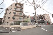 重厚なイメージを受けるマンション。住むほどにその印象が誇らしくなります。 重厚なイメージを受けるマンション。住むほどにその印象が誇らしくなります。