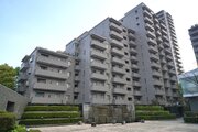閑静な住宅街に佇むマンション。柔らかい色調とマットな素材が穏やかな雰囲気を奏でます。