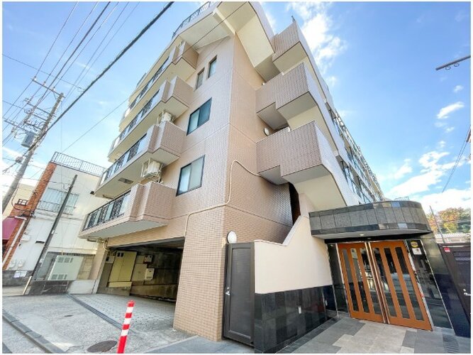 閑静な住宅街に佇むマンション。柔らかい色調とマットな素材が穏やかな雰囲気を奏でます。