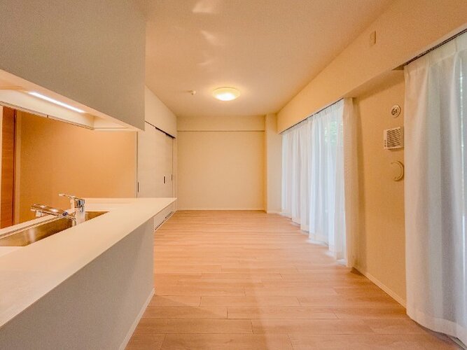 内装はシンプルに落ち着きのある空間にしています。ゆったりとしたひとときを過ごせそうです♪ 内装はシンプルに落ち着きのある空間にしています。ゆったりとしたひとときを過ごせそうです♪