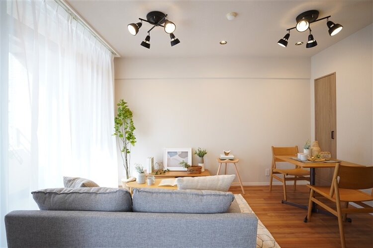 爽やかな風がそよぐ光に溢れた空間。清々しい気持ちになるお部屋です。※家具はディスプレイです。 爽やかな風がそよぐ光に溢れた空間。清々しい気持ちになるお部屋です。※家具はディスプレイです。