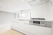 開放的なオープンキッチンは、住まいと暮らしにフィットするデザイン性と機能性を兼ね備えています。窓があり明るく快適なキッチン空間です。