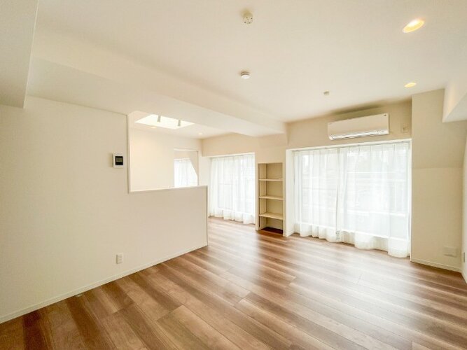 採光とライト使いで演出される落ち着きのある空間。ゆったりと伸びやかな時を過ごせそうです。