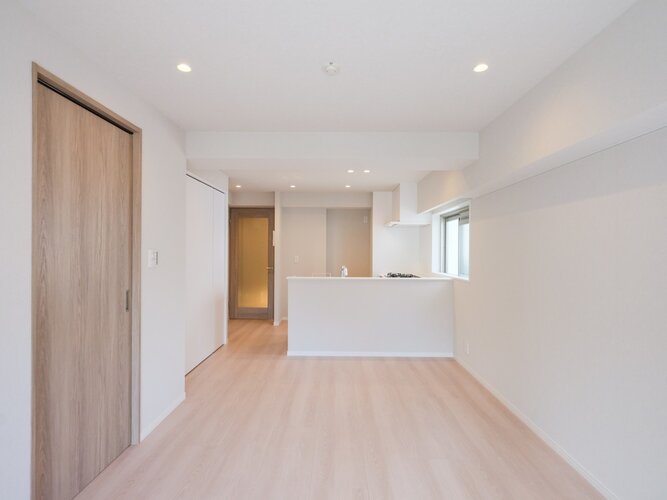 豊かに快適に、大切な「日常」を紡いでいける柔らかな内装。ピクチャーレールがあるので、壁を傷つける心配なくお気に入りのアートやグリーンを飾りインテリアを楽しめます。 豊かに快適に、大切な「日常」を紡いでいける柔らかな内装。ピクチャーレールがあるので、壁を傷つける心配なくお気に入りのアートやグリーンを飾りインテリアを楽しめます。