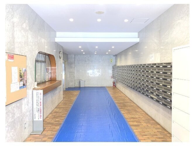 訪れる人を温かく包み込む日差しが差し込むエントランス。綺麗に管理されております。