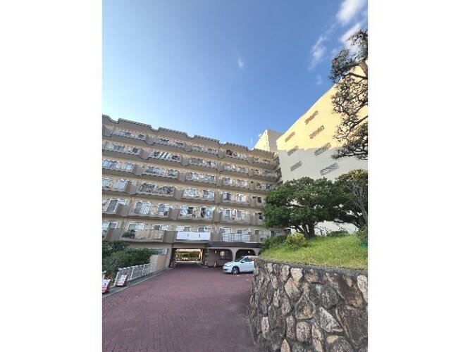 統一した色調でデザインされたマンションは周囲と調和した景観を生み出しています。