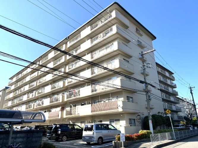 鮮やかな緑を効果的に纏った外観。爽やかな風がそよぐ心温まるお部屋へ優しく誘います。 鮮やかな緑を効果的に纏った外観。爽やかな風がそよぐ心温まるお部屋へ優しく誘います。