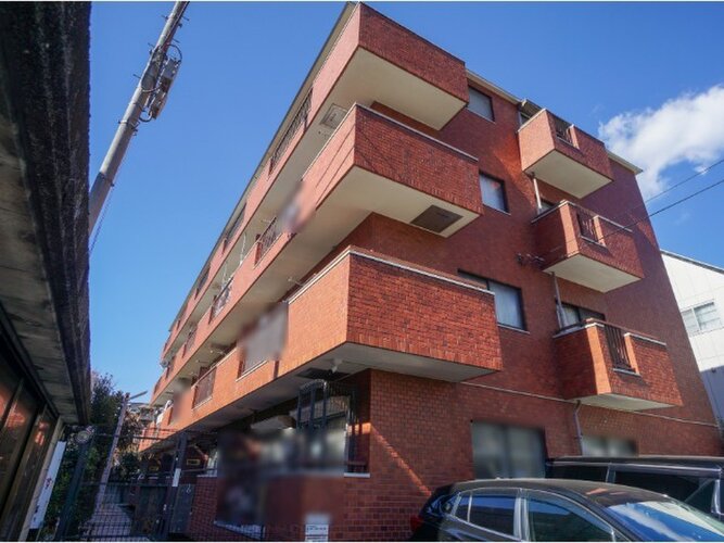 陽だまりの中でそよ風を感じる快適な空間。青空の下にその落ち着きのある外観を描き出します。 陽だまりの中でそよ風を感じる快適な空間。青空の下にその落ち着きのある外観を描き出します。