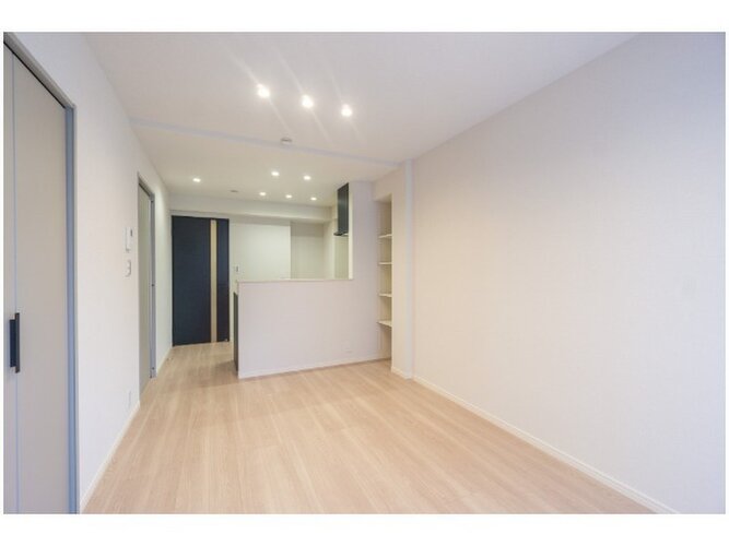 落ち着きのあるフローリングと清潔感のあるクロスが心和む空間を作り出しています。