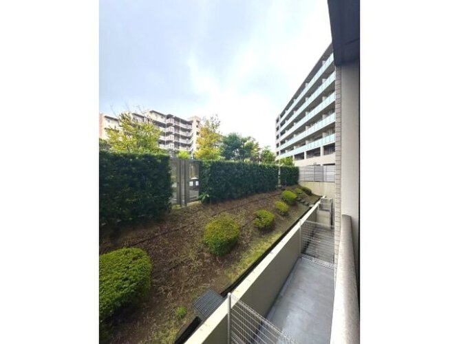 目の前に大きく広がる空。思わず深呼吸したくなる気持ちのよい眺望です。