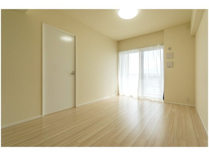 採光とライト使いで演出される落ち着きのある空間。ゆったりと伸びやかな時を過ごせそうです。