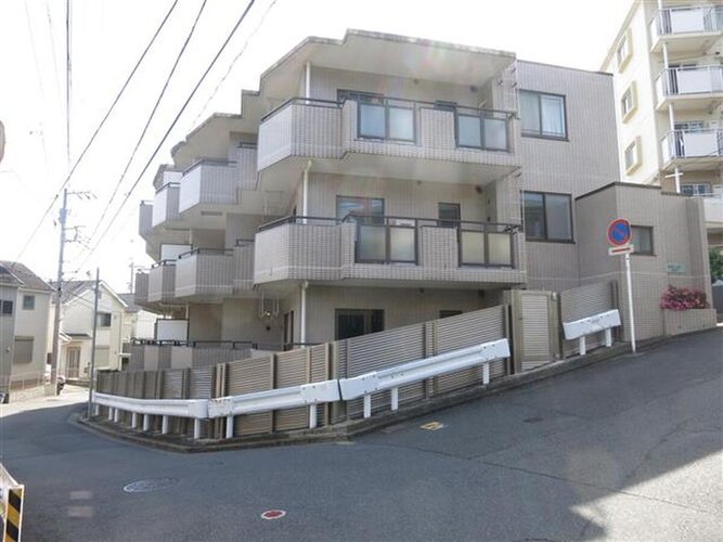 閑静な住宅街に佇むマンション。柔らかい色調とマットな素材が穏やかな雰囲気を奏でます。 閑静な住宅街に佇むマンション。柔らかい色調とマットな素材が穏やかな雰囲気を奏でます。