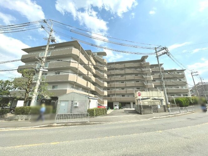 バルコニーからの眺望。近隣の建物との間隔もしっかり取られて風通し良好です。