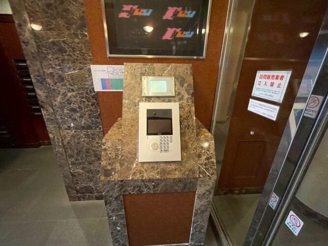オートロック、防犯カメラ完備のセキュリティ面も安心な、とても綺麗なエントランススペースです。